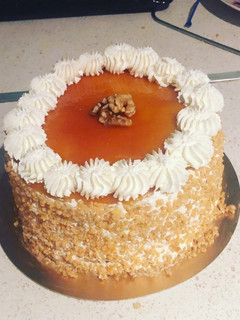 Una foto de Tarta nata con nueces y tocino de cielo