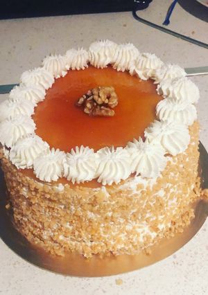 Una foto de Tarta nata con nueces y tocino de cielo