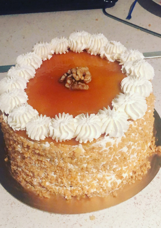 Una foto de Tarta nata con nueces y tocino de cielo