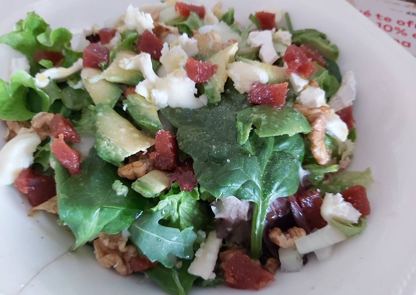Ensalada de aguacate, queso de cabra y membrillo