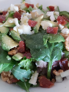 Una foto de Ensalada de aguacate, queso de cabra y membrillo