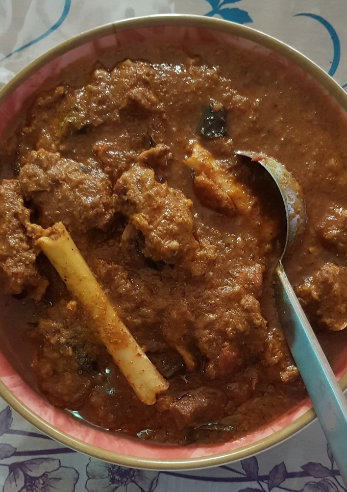 A picture of Mutton varutha curry.