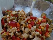 Una foto di petto di pollo con piselli