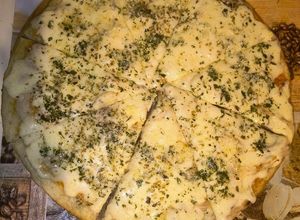 Una foto de Pizza batida de muzzarella a la fugazzeta con provenzal y reggianito 🙌🏻😋