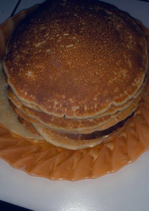 A picture of American pancakes with Nutella.