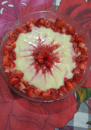A picture of Vanilla Custard with strawberry 🍓.