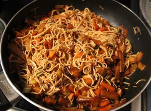 Una foto de Fideos chinos-japoneses a la Jolge
