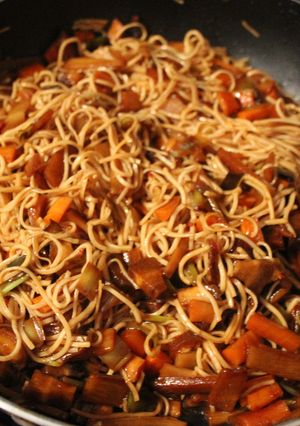 Una foto de Fideos chinos-japoneses a la Jolge