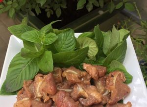 Hình của món Sụn heo kho tiêu.