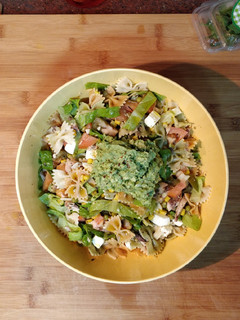 Una foto de Ensalada de pasta con guacamole