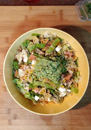 Una foto de Ensalada de pasta con guacamole