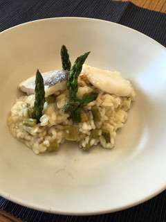 Una foto de Risotto de espárragos verdes y bacalao