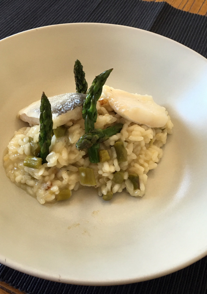 Una foto de Risotto de espárragos verdes y bacalao