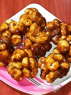 कैरेमल मखाना लड्डू (Caramel makhana ladoo recipe in hindi) रेसिपी मुख्य फोटो