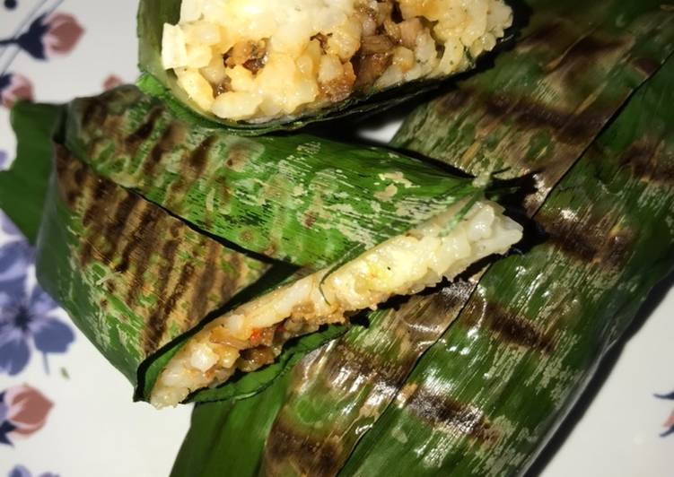 Bagaimana Menyiapkan Nasi bakar sambal ikan teri dan sambal ikan asin Sederhana