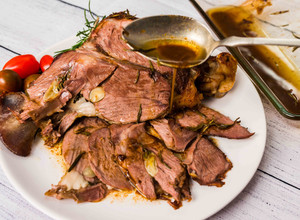Egyben sült rozmaringos báránycomb recept fotója