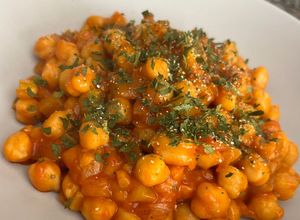 Una foto de Garbanzos de bote con calabacín