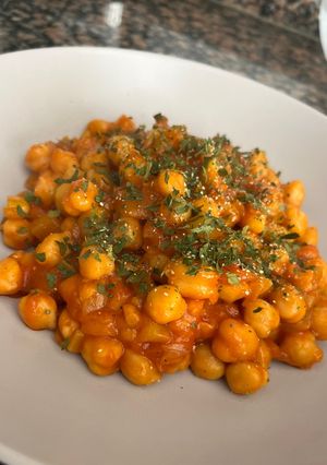 Una foto de Garbanzos de bote con calabacín