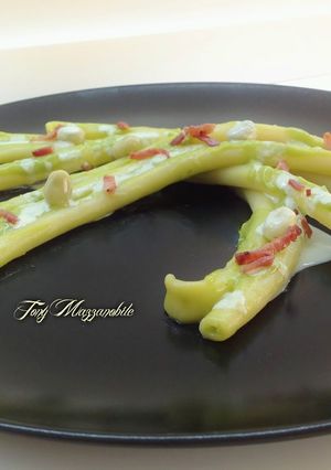 Foto di Ziti con crema di fave novelle, salsa di parmigiano alle erbe e speck croccante