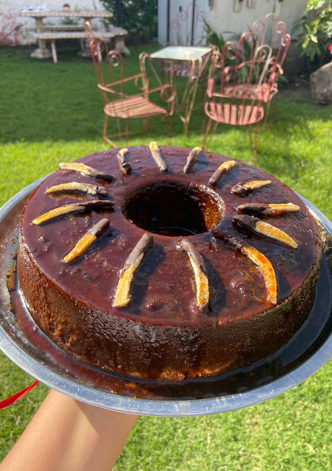 Una foto de Budín de pan al chocolate con caramelo de naranja