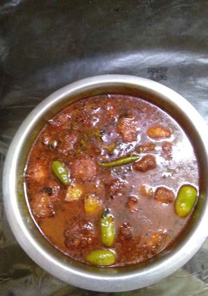 A picture of Chanaar dalna (chena ball curry).