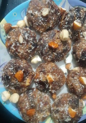 ખજૂર કોકોનટ પૂરી(Dates coconut puri recipe in Gujarati) રેસીપી મુખ્ય ફોટો