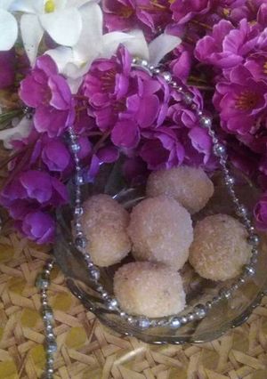 A picture of Coconut Ladoo..