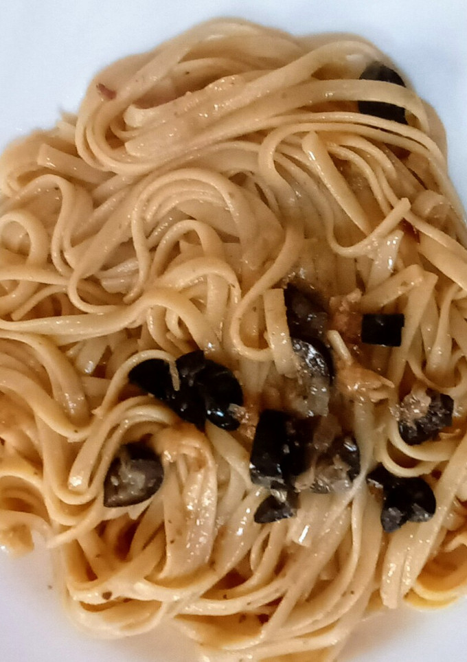 Una foto de Tallarines con salsa de anchoas
