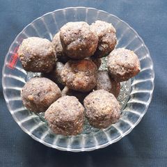 A picture of Sesame peanuts millet ladoo.
