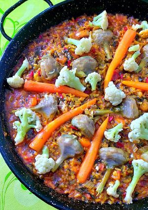 Una foto de Arroz en paellera de mini verduras orgánicas y azafrán