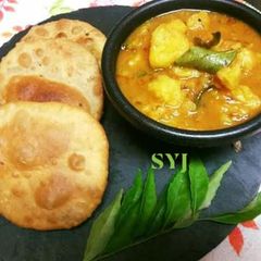 A picture of Dum Aloo Kachori.