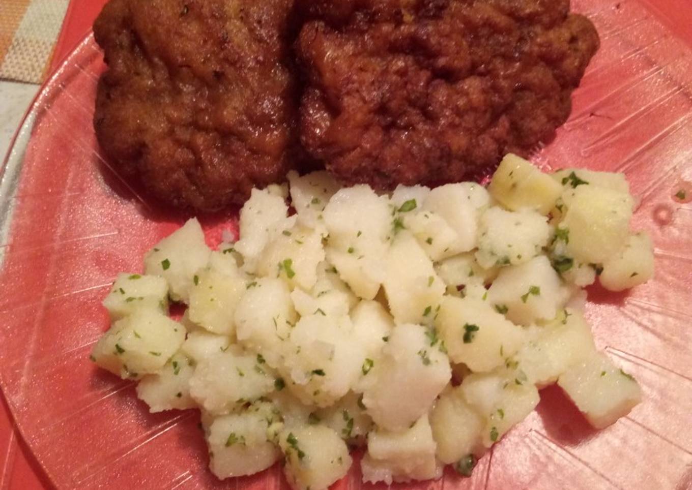 Milanesa de carne picada con papas y pesto