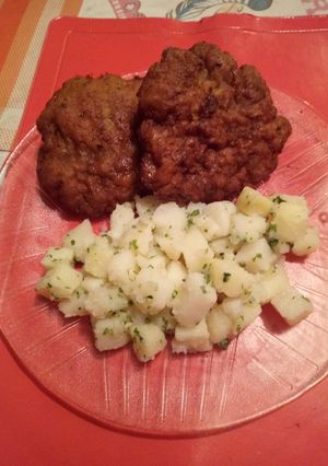 Una foto de Milanesa de carne picada con papas y pesto