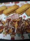 Magdalenas con sobrasada acompañando jamón