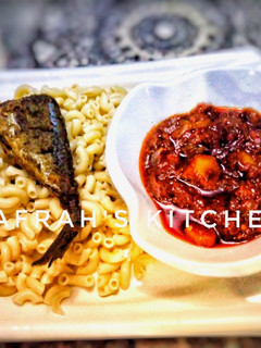 Macaroni da miyar dankali da soyayyen kifi ainihin hoton girkin