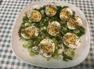Une photo de Œufs marinés aux oignons nouveaux