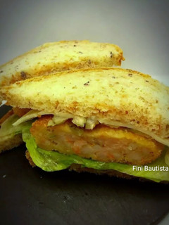 Una foto de Sándwich de hamburguesa de langostinos