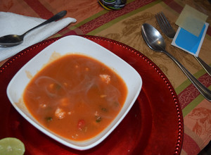 Una foto de Caldo de pescado con camarones y almejas