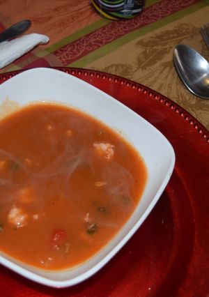 Una foto de Caldo de pescado con camarones y almejas