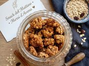 Una foto di granola alle noci