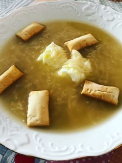 Una foto de Sopa de cocido con huevo poché