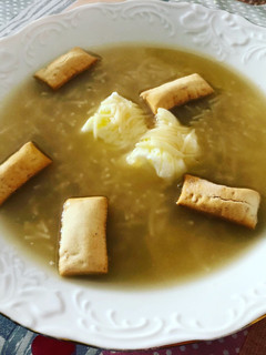 Una foto de Sopa de cocido con huevo poché