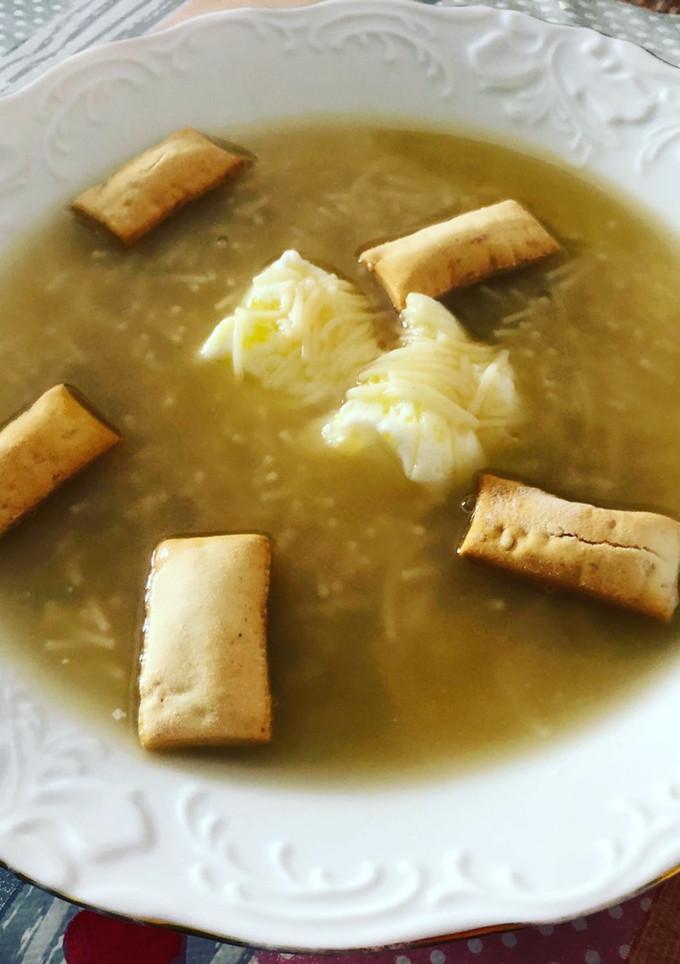 Una foto de Sopa de cocido con huevo poché