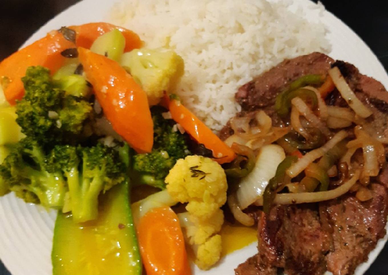 Bistec encebollado con vegetales a la mantequilla