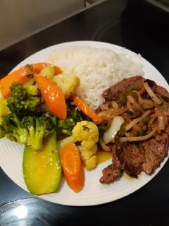 Una foto de Bistec encebollado con vegetales a la mantequilla