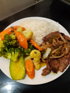 Una foto de Bistec encebollado con vegetales a la mantequilla
