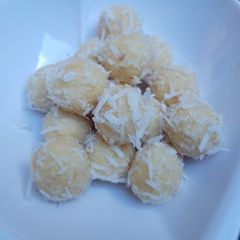 A picture of Coconut ladoo.