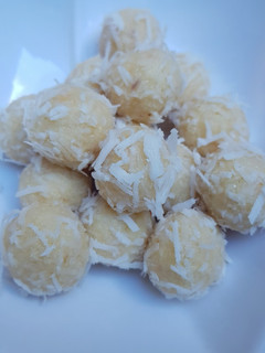 A picture of Coconut ladoo.
