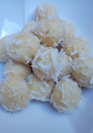 A picture of Coconut ladoo.