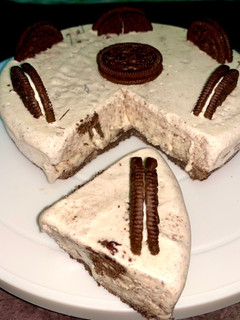 ஓரியோ ஐஸ்கிரீம் கேக் (Oreo icecream cake recipe in tamil) செய்முறை முக்கிய புகைப்படம்